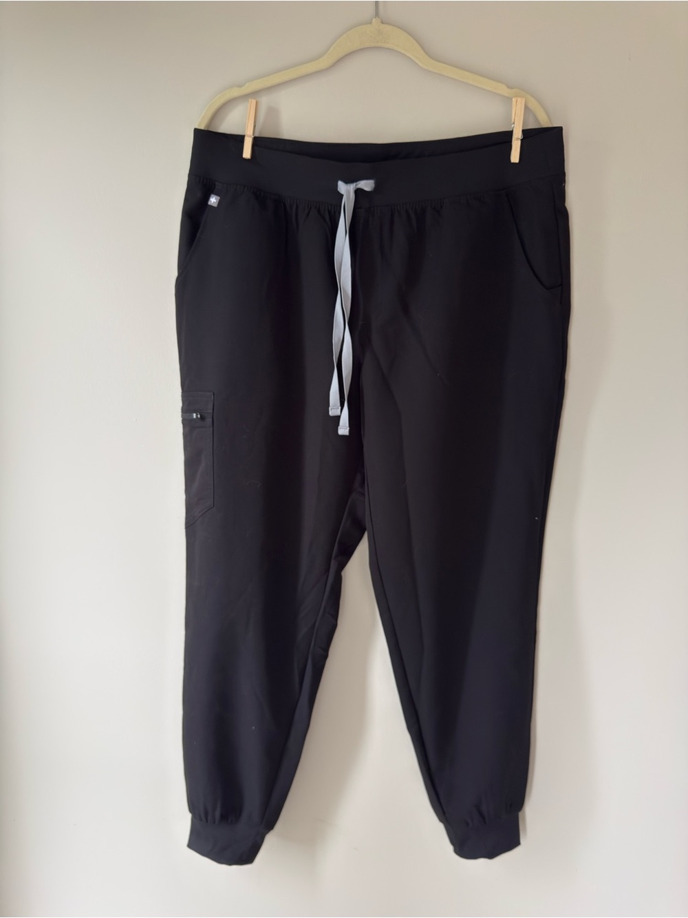 Figs Women's Black Jogger Scrub Pants with Gray Drawstring NWT